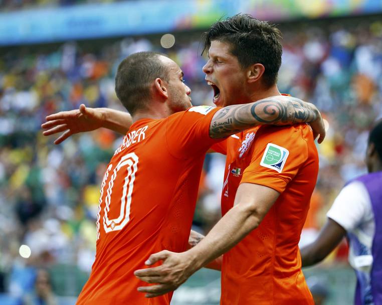 Wesley Sneijder e Klaas-Jan Huntelaar si abbracciano: sono gli autori dei gol che hanno permesso all&#39;Olanda di ribaltare il Messico e volare ai quarti del Mondiale. Action Images